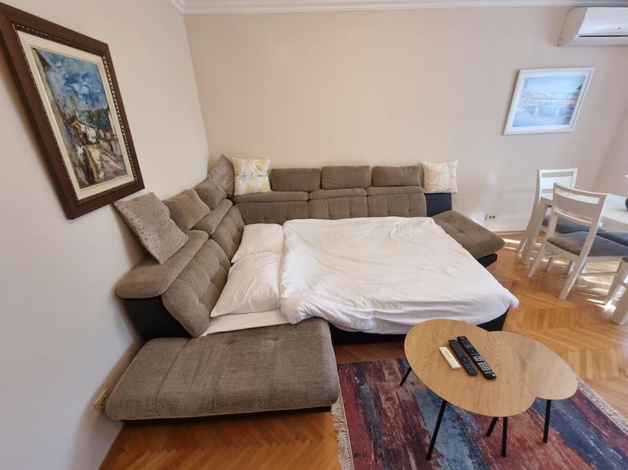 Cozy Central Apartment next to Bus and Train Station