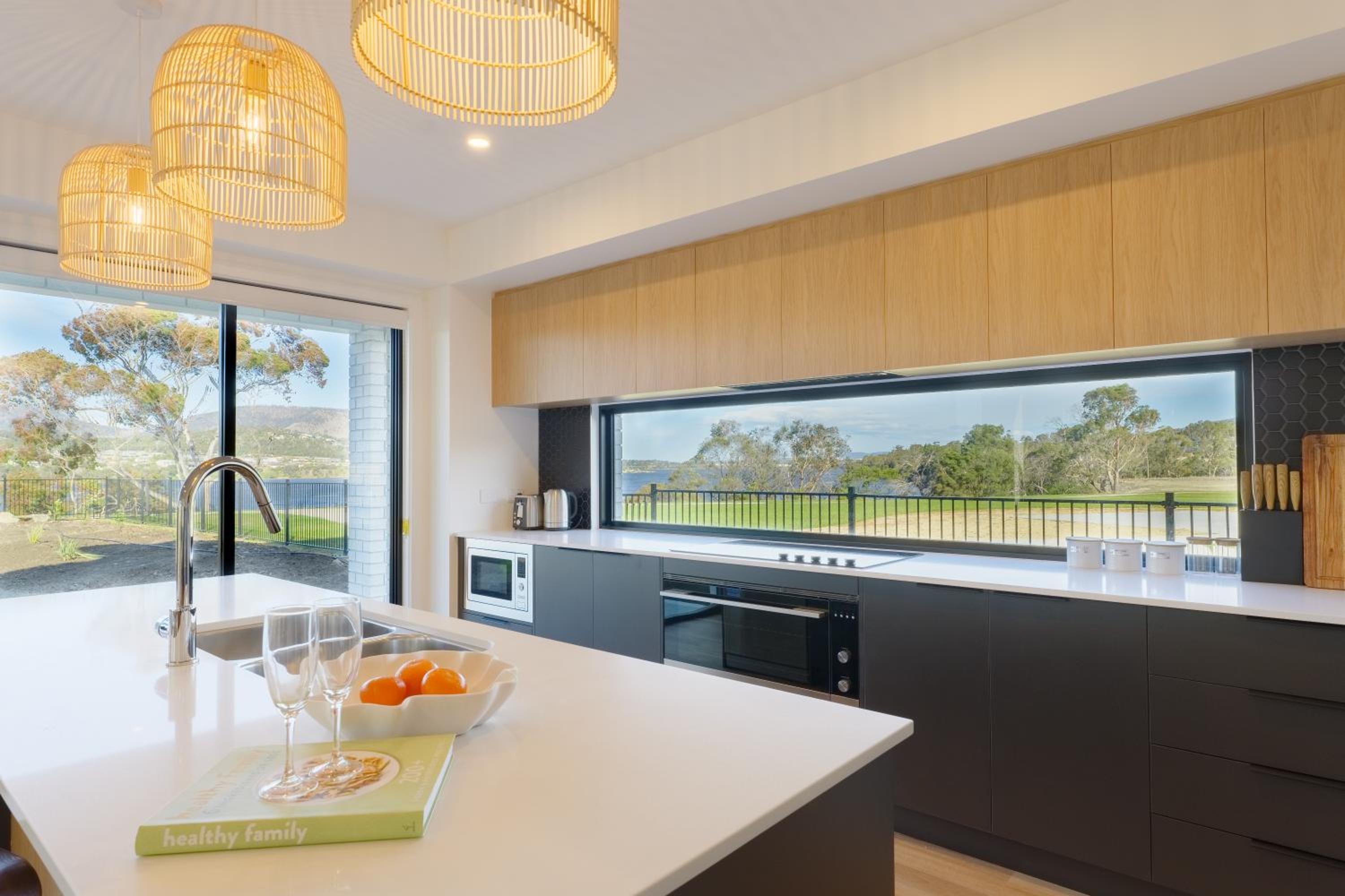 Hobart Luxury Waterfront Retreat 4BR Award-Winning Stay