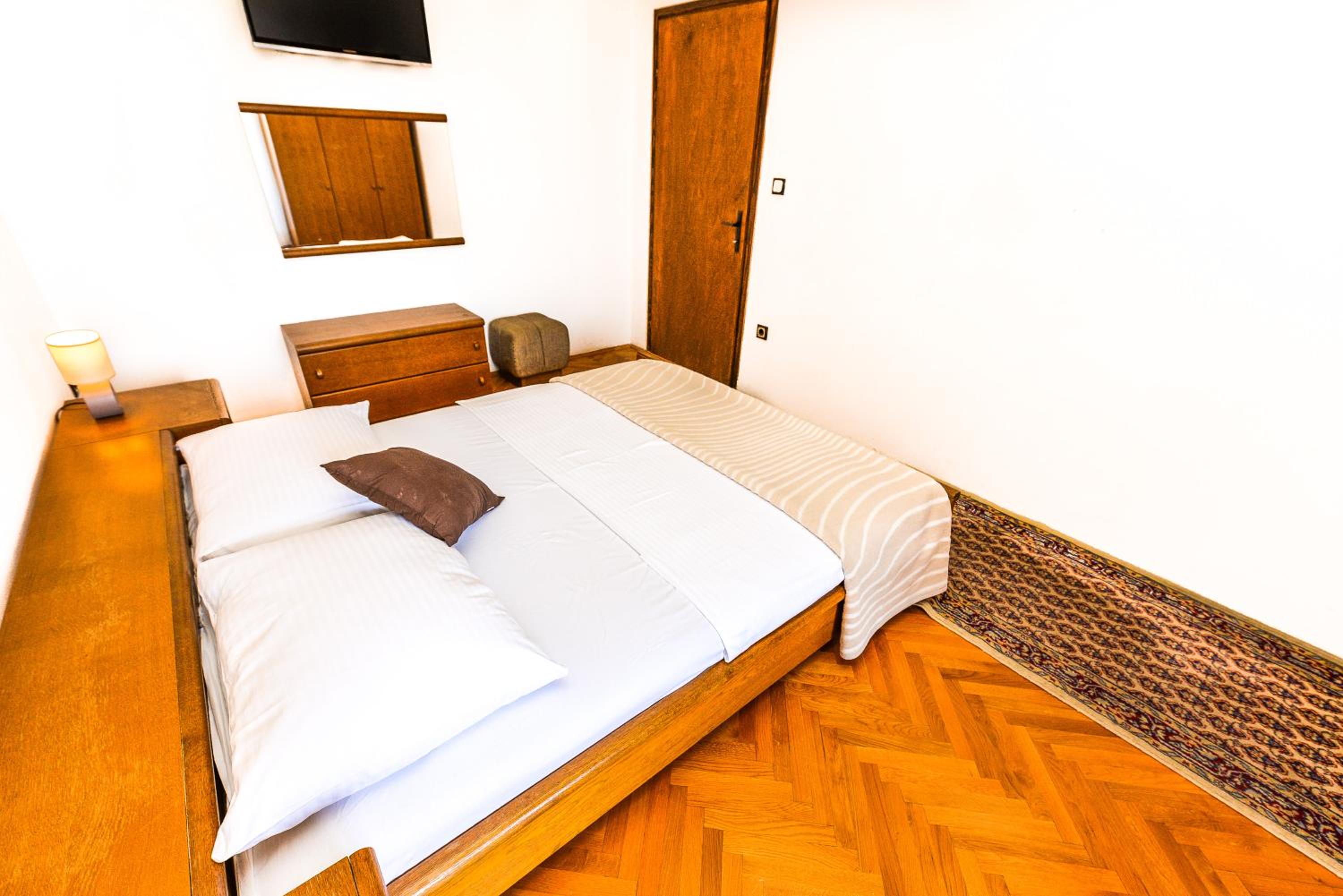Apartments Leut