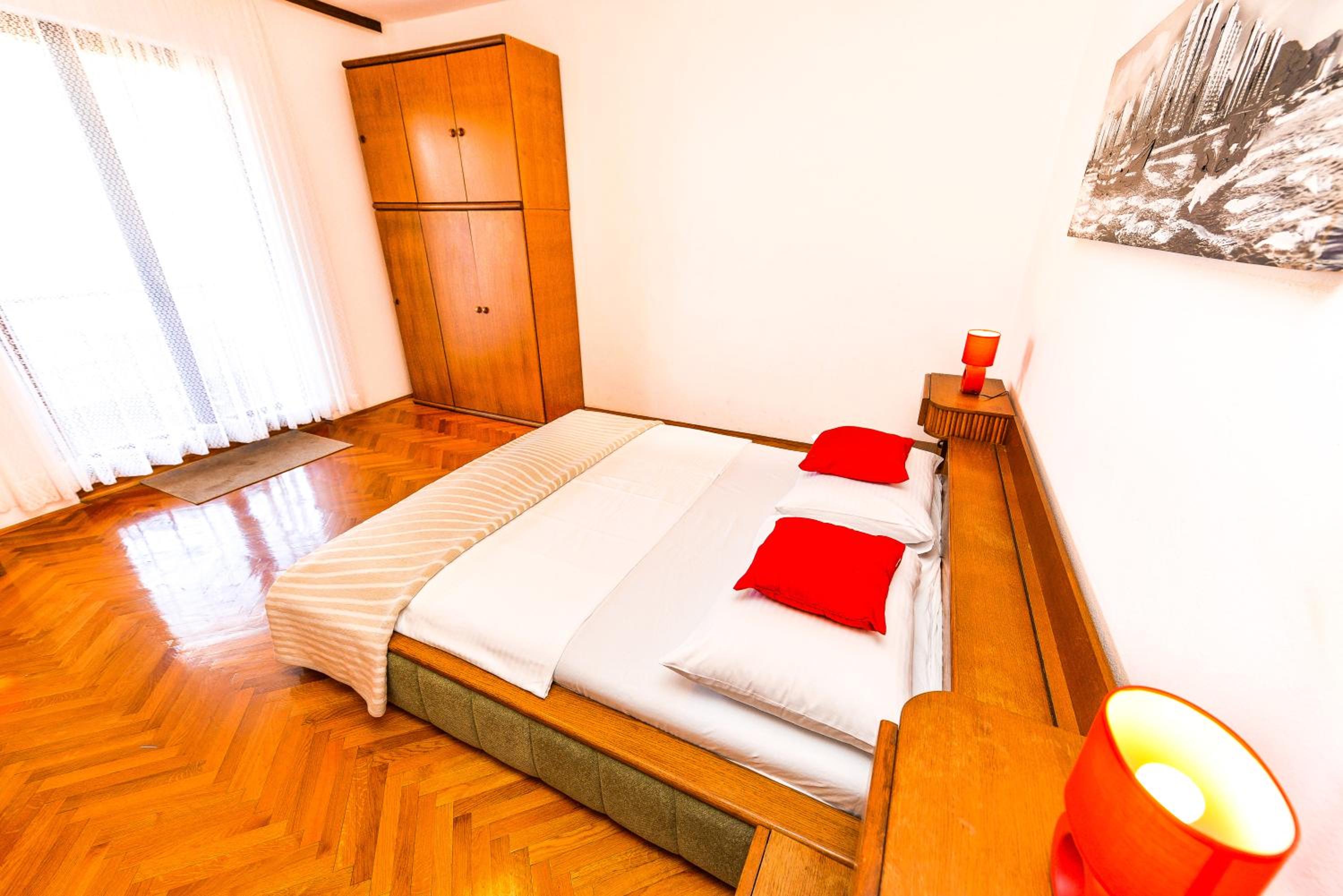 Apartments Leut