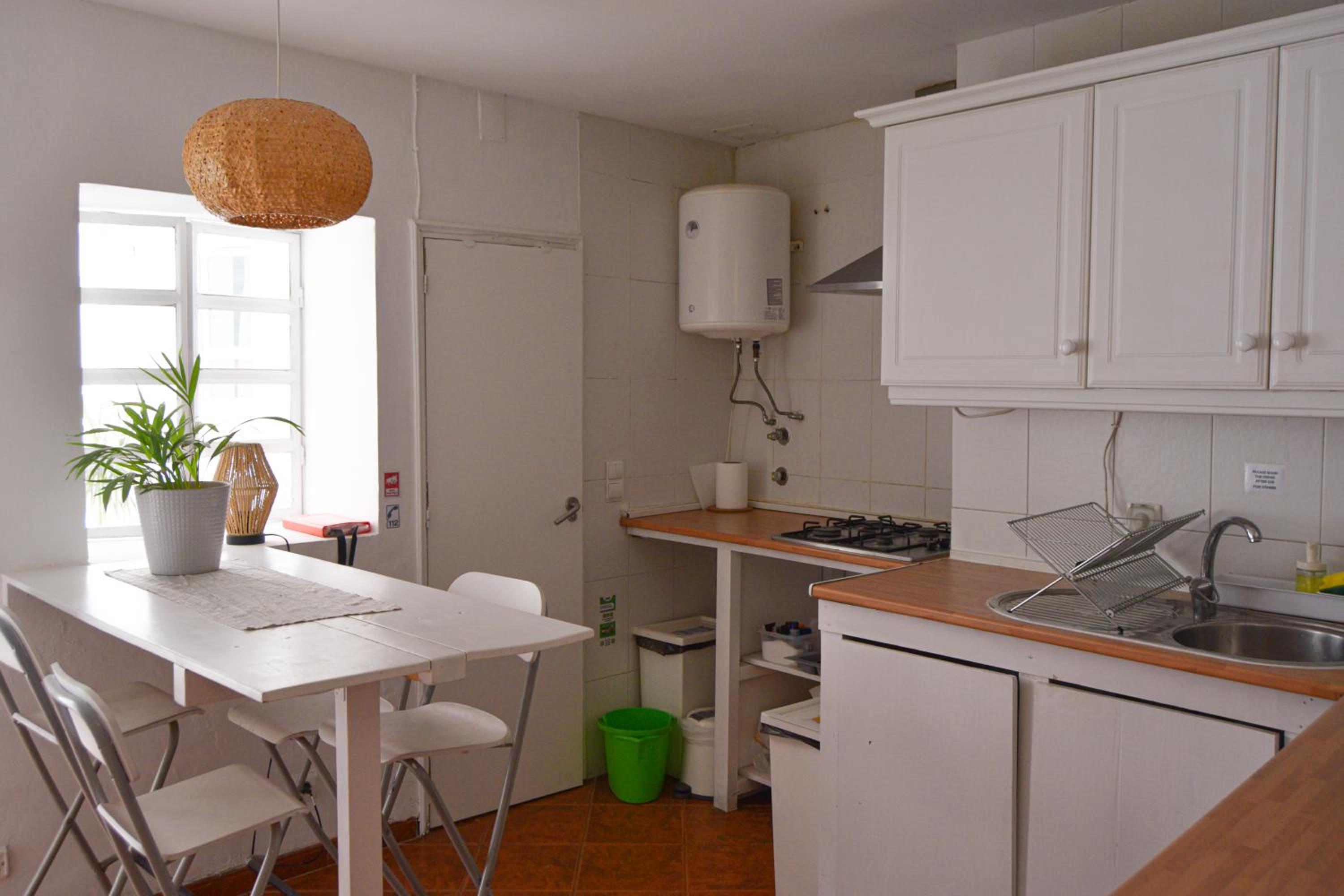 Shared Apartment With Bright Private Patio in Lisboa view 5