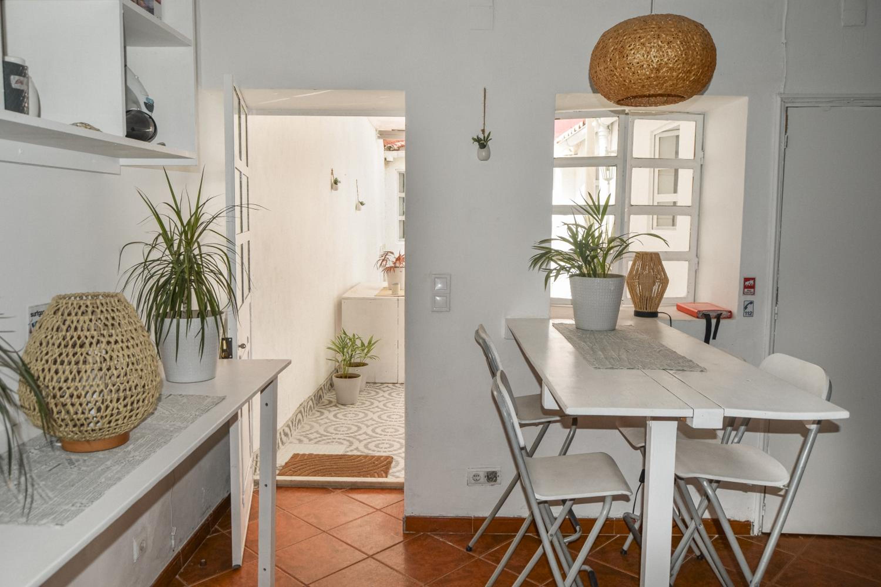 Shared Apartment With Bright Private Patio in Lisboa view 3
