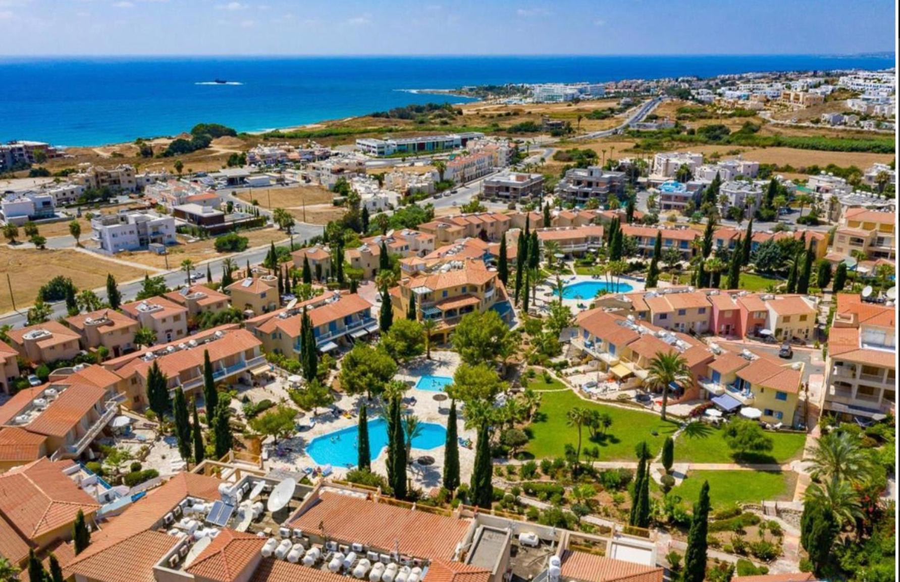 New cozy Villa near the beaches in the Magnificent Gardens of Regina with swimming pools!