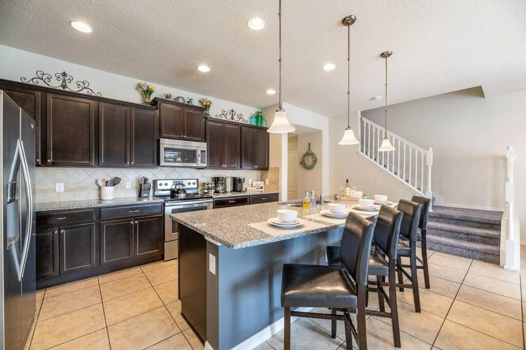 Castaway Oasis - 5 Bed Townhome, Heated Pool & BBQ view 2