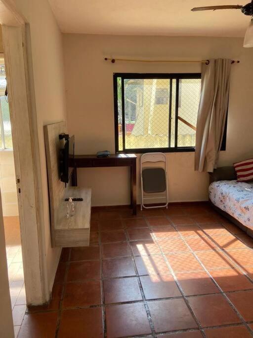 Apartamento Simples Guarujá Enseada Bem localizado