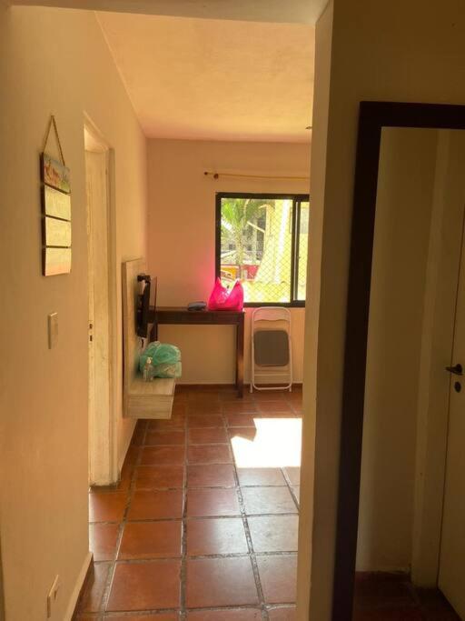 Apartamento Simples Guarujá Enseada Bem localizado