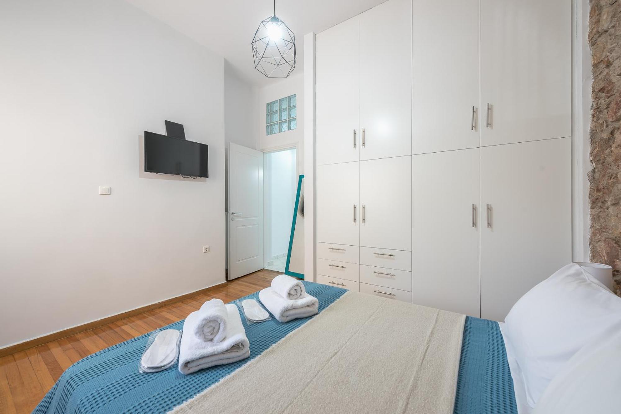 CONTEMPORARY APARTMENT 200M FROM ACROPOLIS 100Mbps NETFLIX