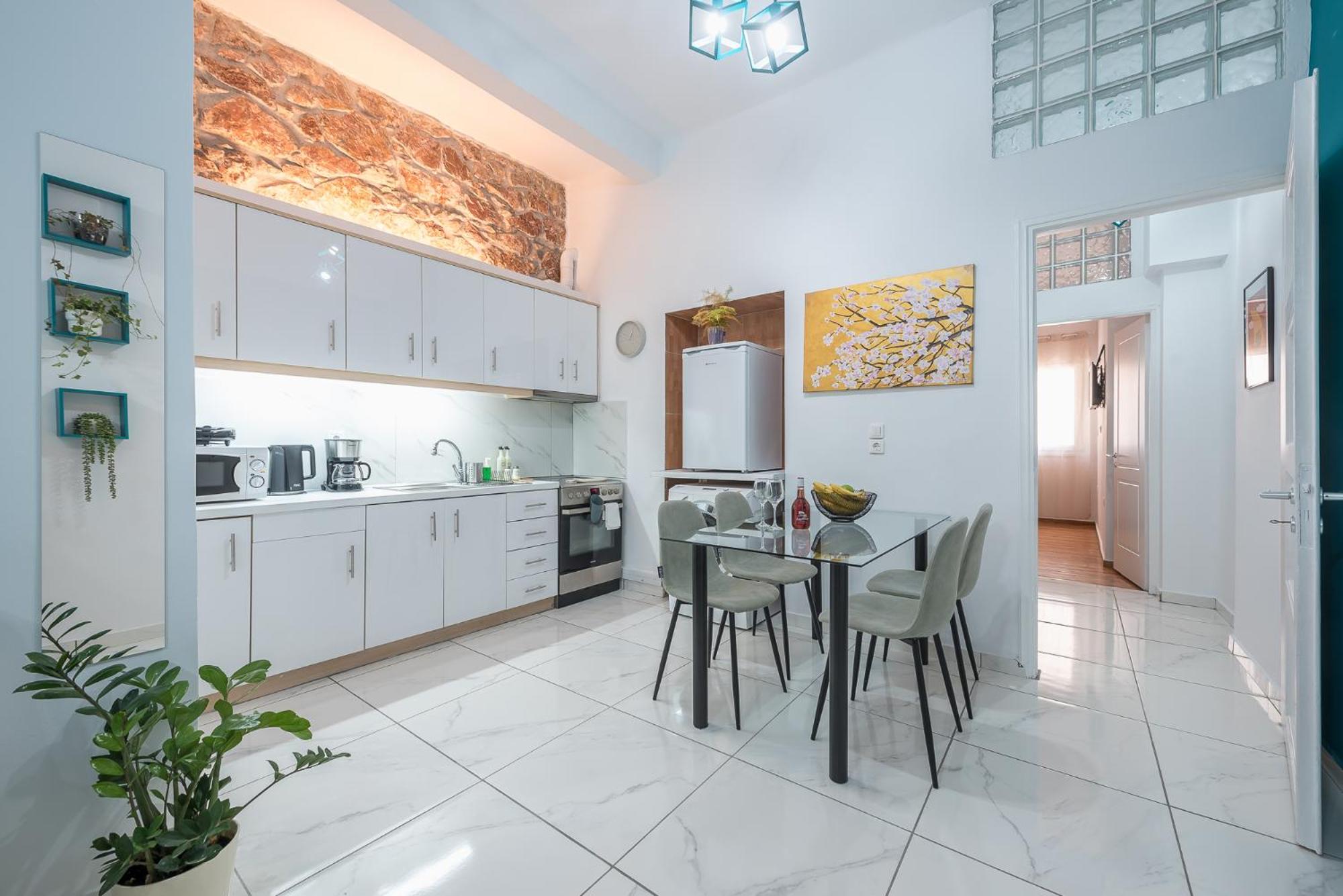 CONTEMPORARY APARTMENT 200M FROM ACROPOLIS 100Mbps NETFLIX