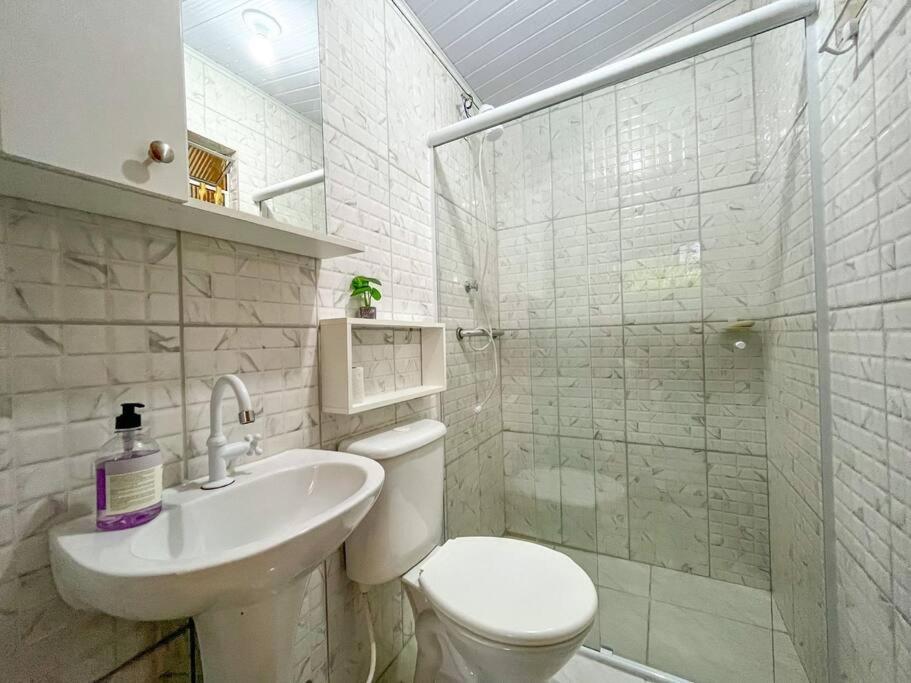 Casa com churrasqueira e piscina, perto de riacho