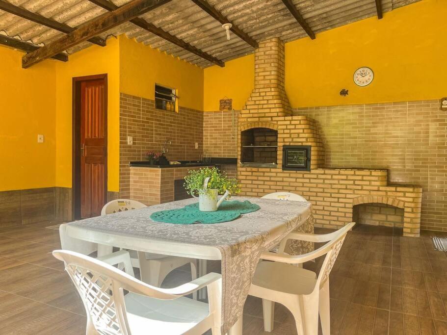 Casa com churrasqueira e piscina, perto de riacho