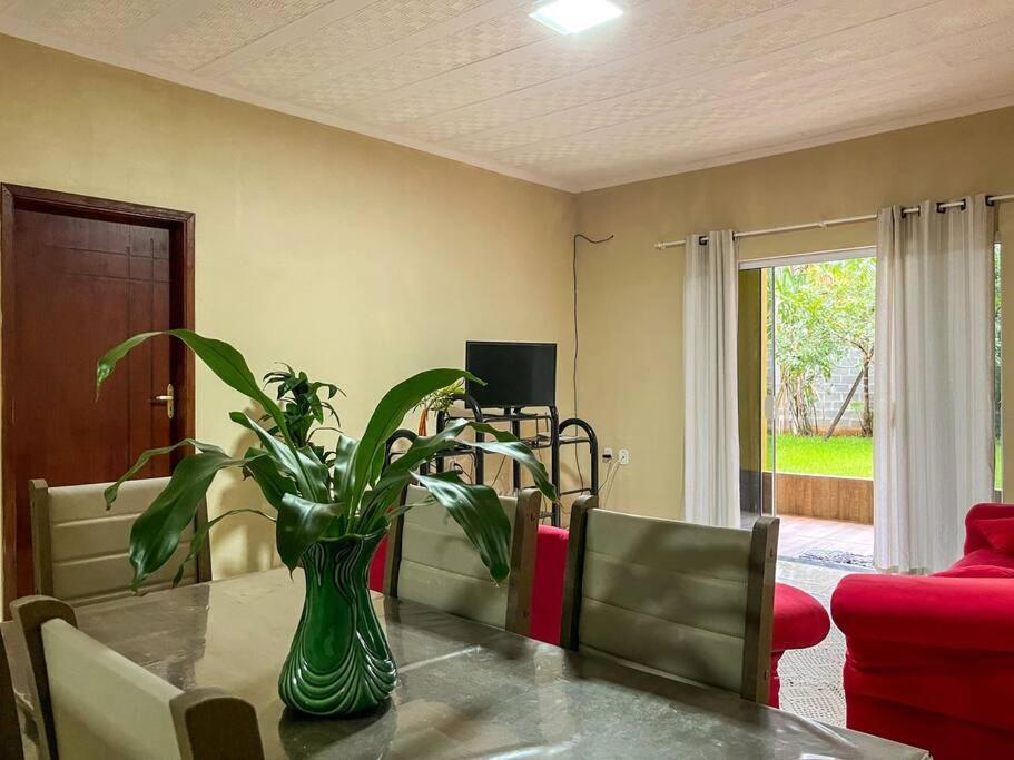 Casa com churrasqueira e piscina, perto de riacho