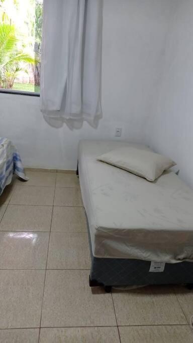 Casa com churrasqueira e piscina, perto de riacho