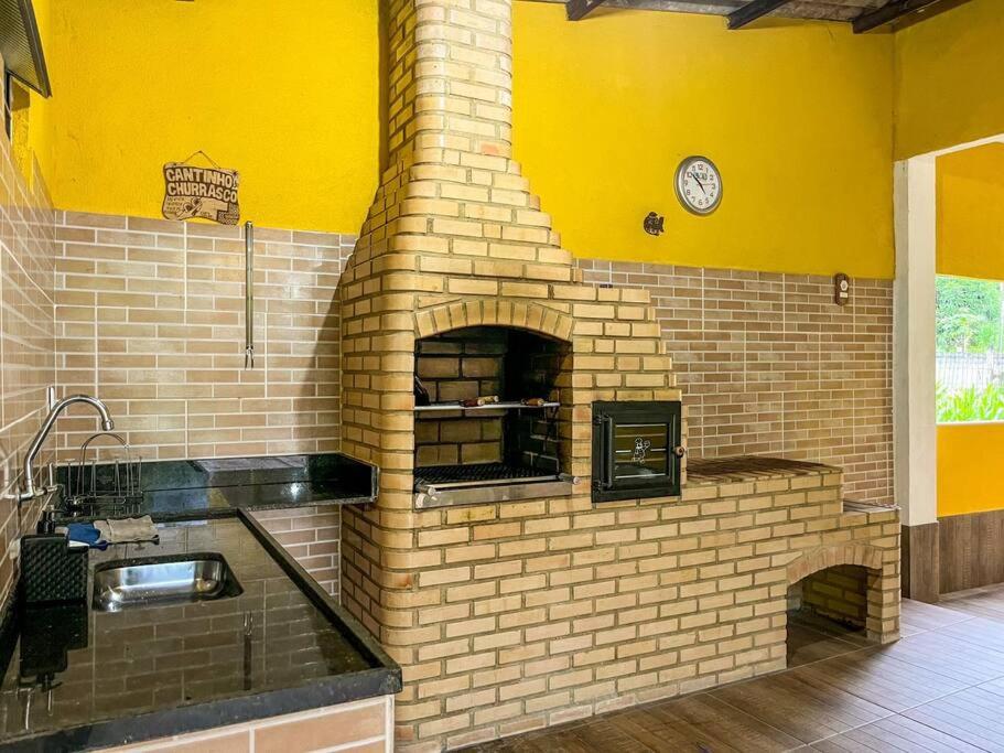 Casa com churrasqueira e piscina, perto de riacho
