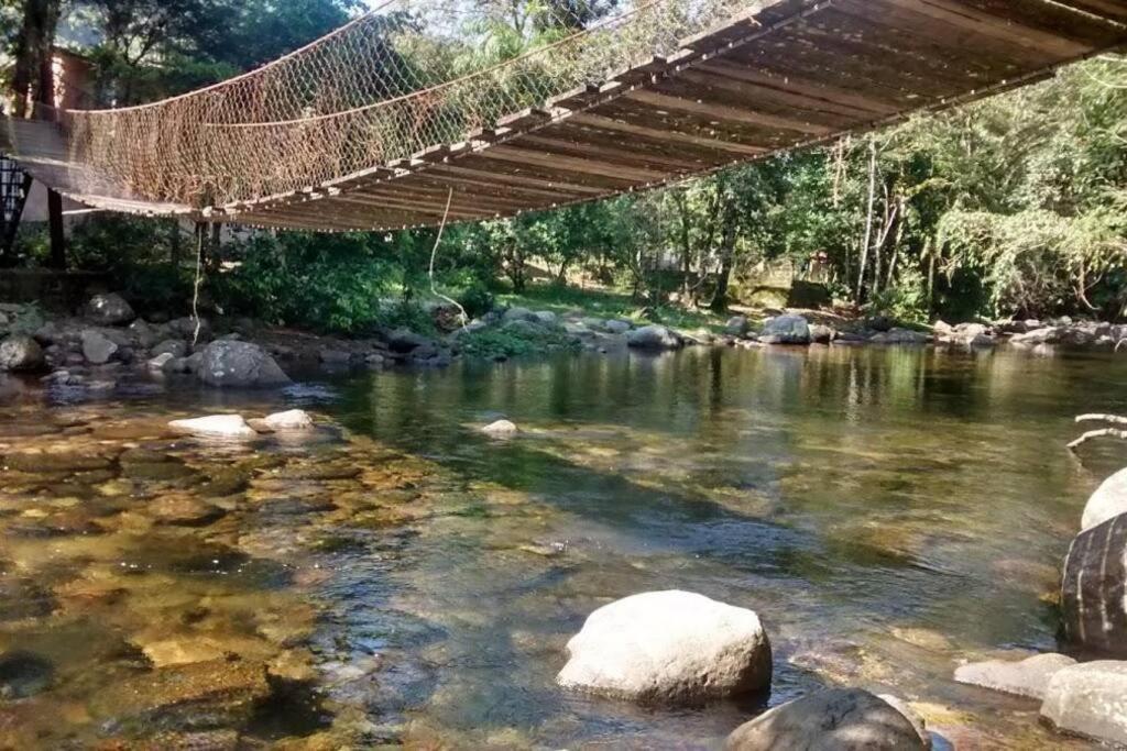 Casa com churrasqueira e piscina, perto de riacho