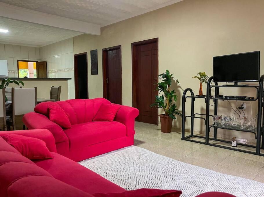 Casa com churrasqueira e piscina, perto de riacho