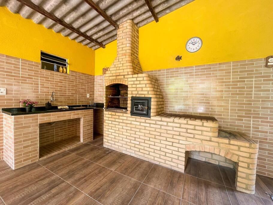 Casa com churrasqueira e piscina, perto de riacho