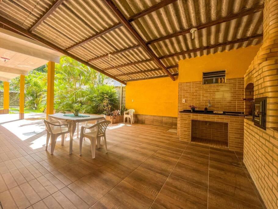 Casa com churrasqueira e piscina, perto de riacho