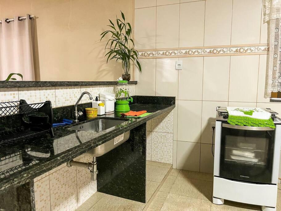 Casa com churrasqueira e piscina, perto de riacho