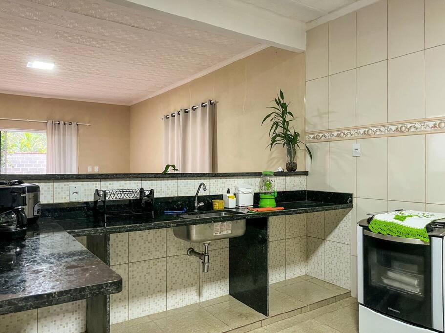 Casa com churrasqueira e piscina, perto de riacho