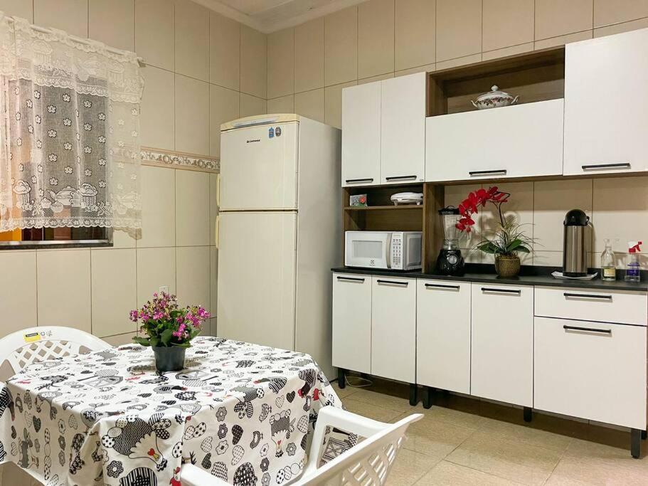 Casa com churrasqueira e piscina, perto de riacho