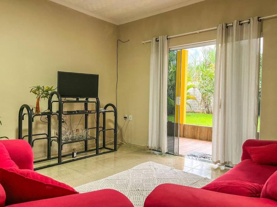 Casa com churrasqueira e piscina, perto de riacho