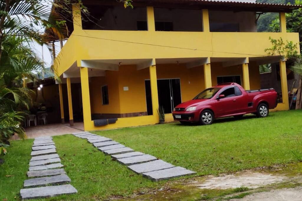 Casa com churrasqueira e piscina, perto de riacho