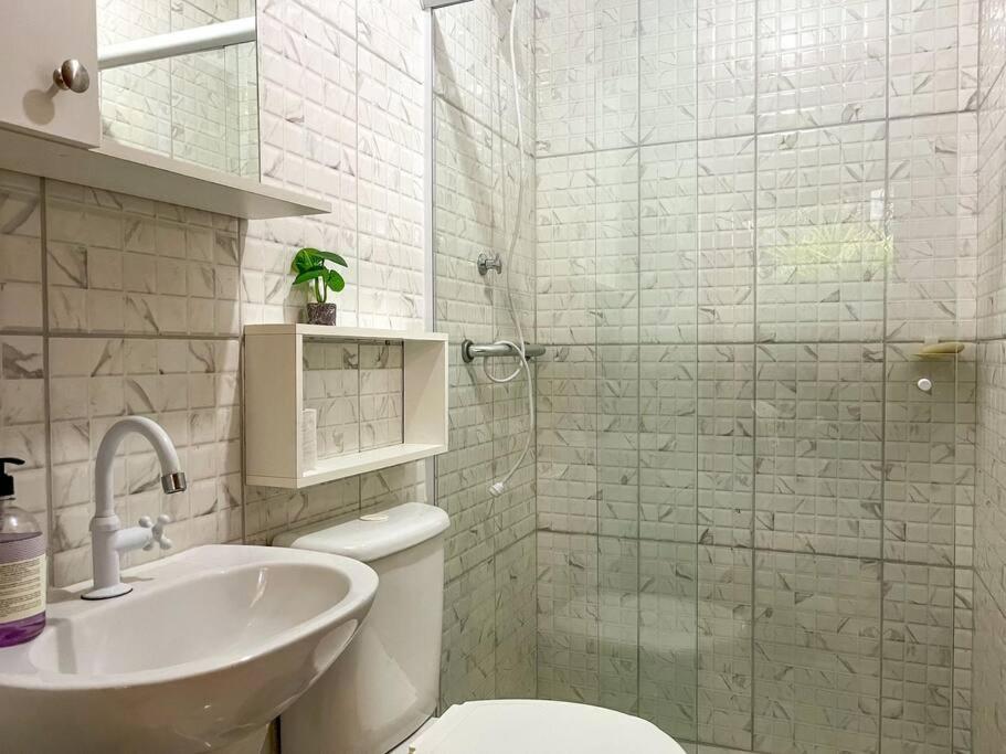 Casa com churrasqueira e piscina, perto de riacho