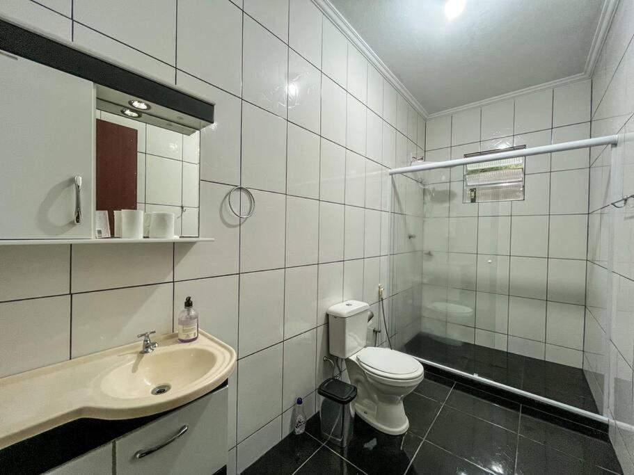 Casa com churrasqueira e piscina, perto de riacho