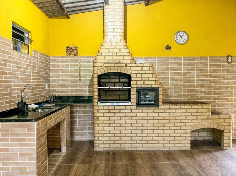 Casa com churrasqueira e piscina, perto de riacho