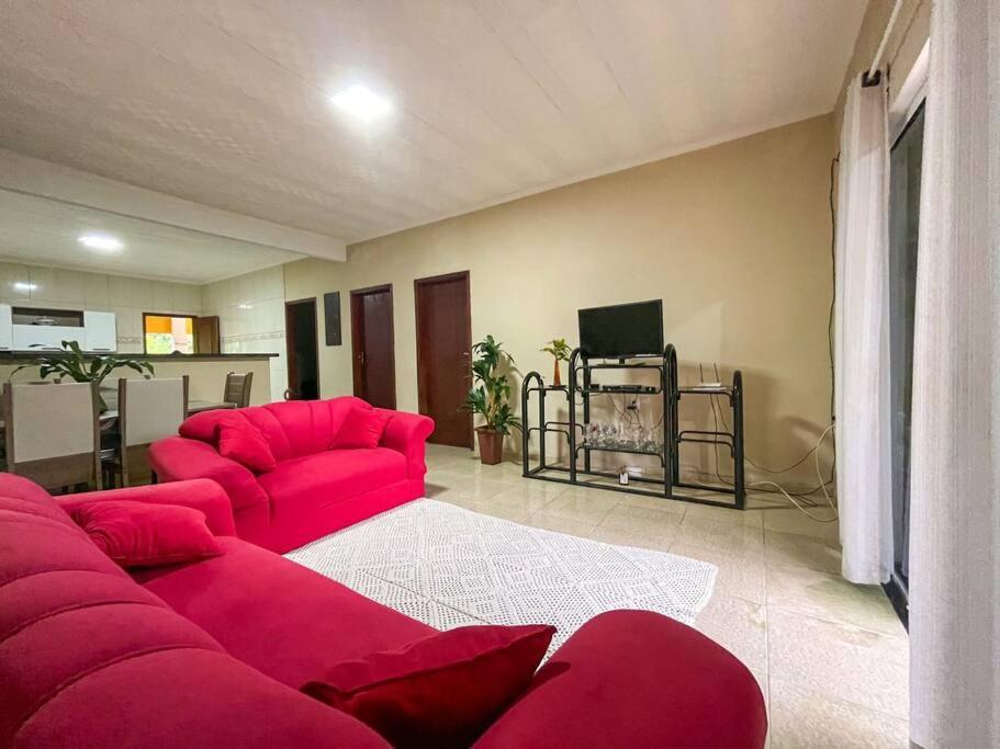 Casa com churrasqueira e piscina, perto de riacho