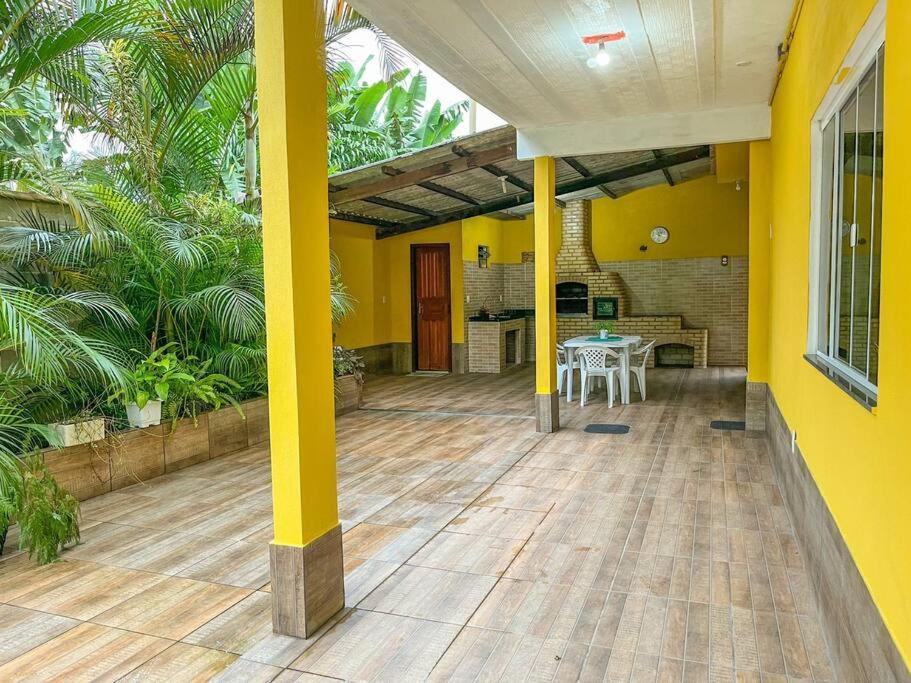 Casa com churrasqueira e piscina, perto de riacho