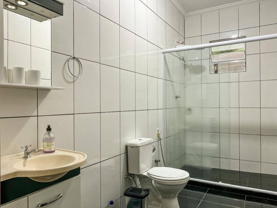 Casa com churrasqueira e piscina, perto de riacho
