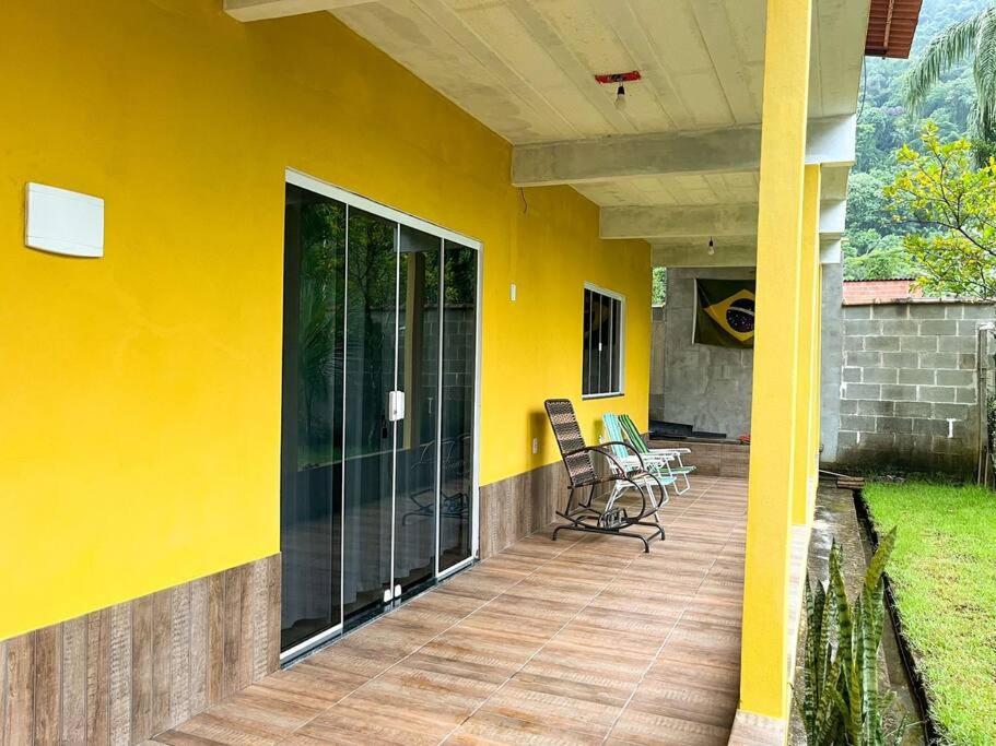Casa com churrasqueira e piscina, perto de riacho