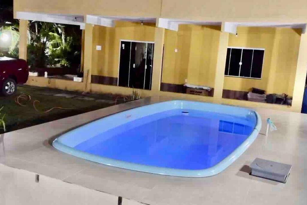 Casa com churrasqueira e piscina, perto de riacho