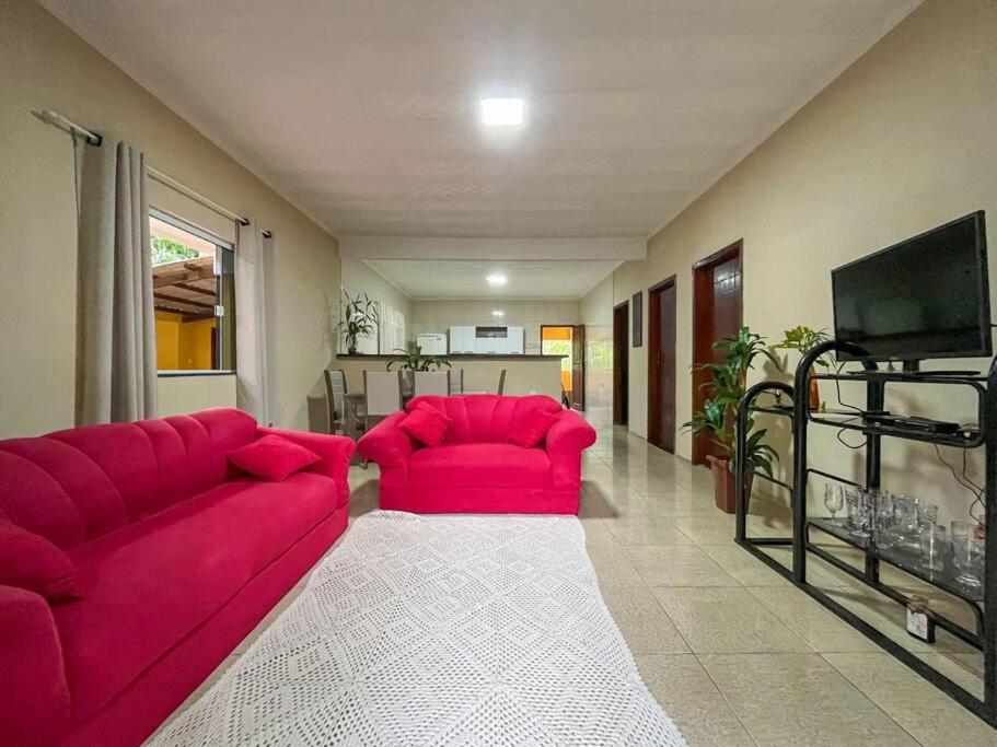 Casa com churrasqueira e piscina, perto de riacho