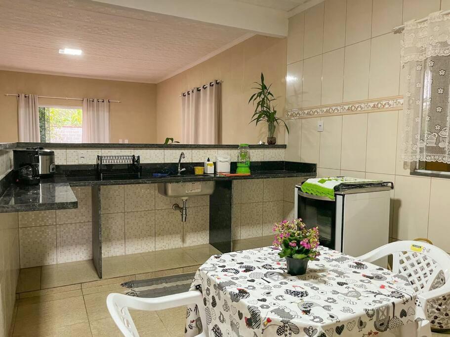 Casa com churrasqueira e piscina, perto de riacho