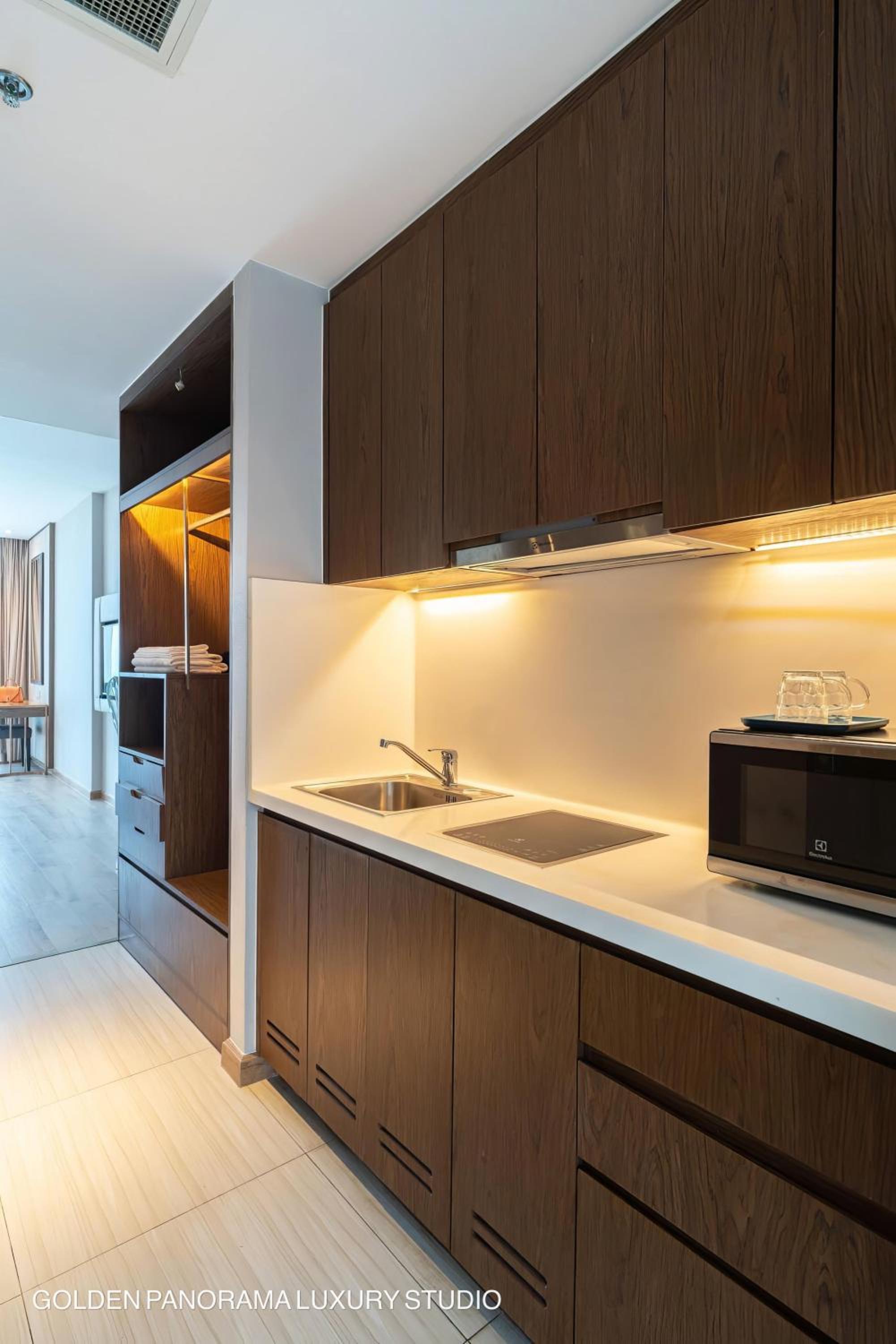 GOLDEN PANORAMA LUXURY STUDIO
