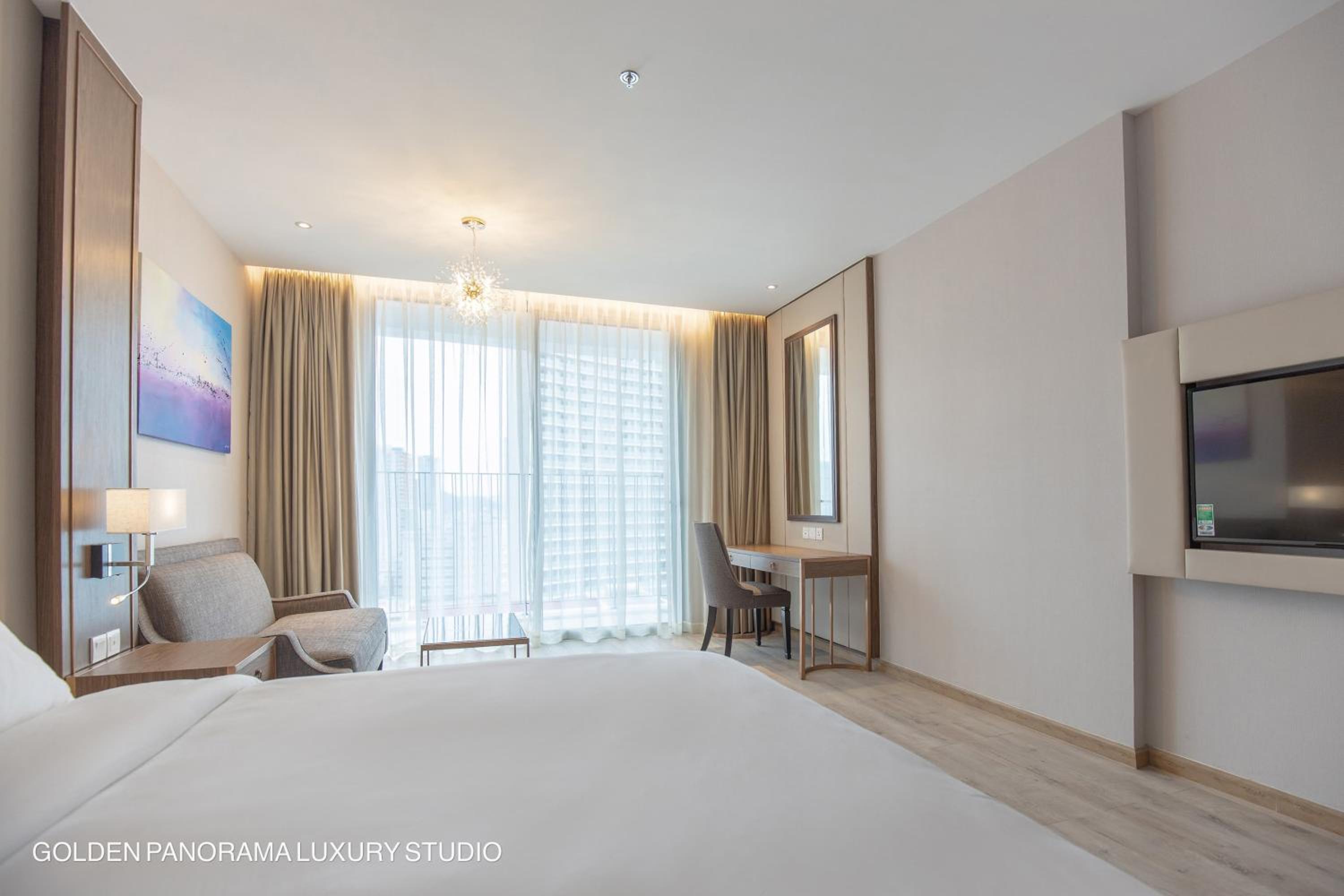 GOLDEN PANORAMA LUXURY STUDIO