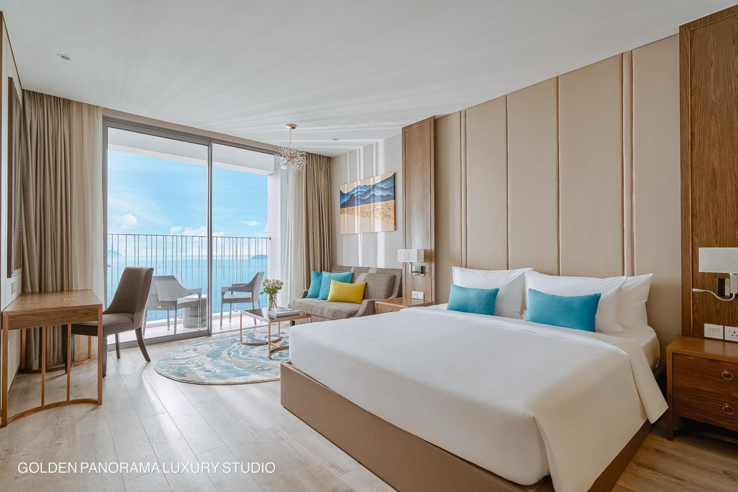 GOLDEN PANORAMA LUXURY STUDIO