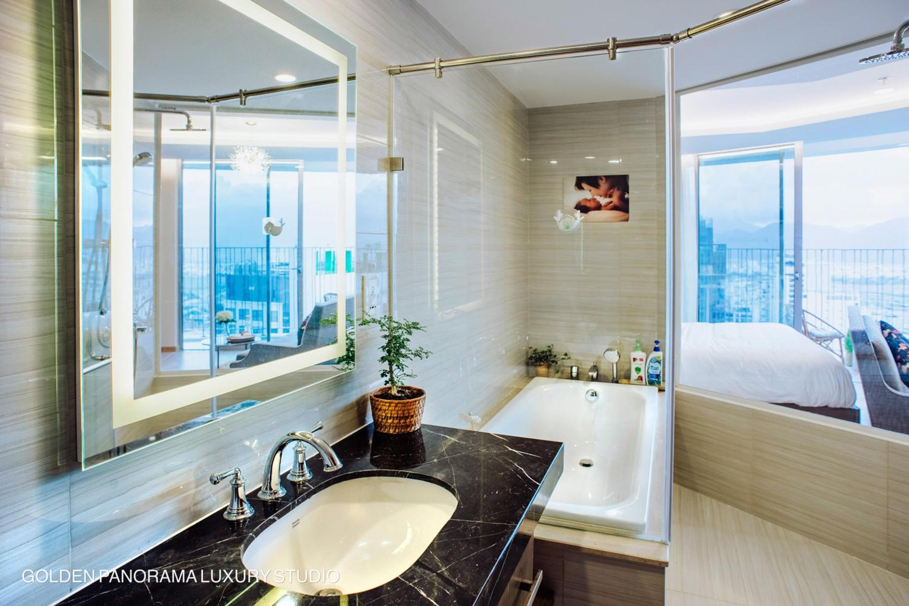 GOLDEN PANORAMA LUXURY STUDIO
