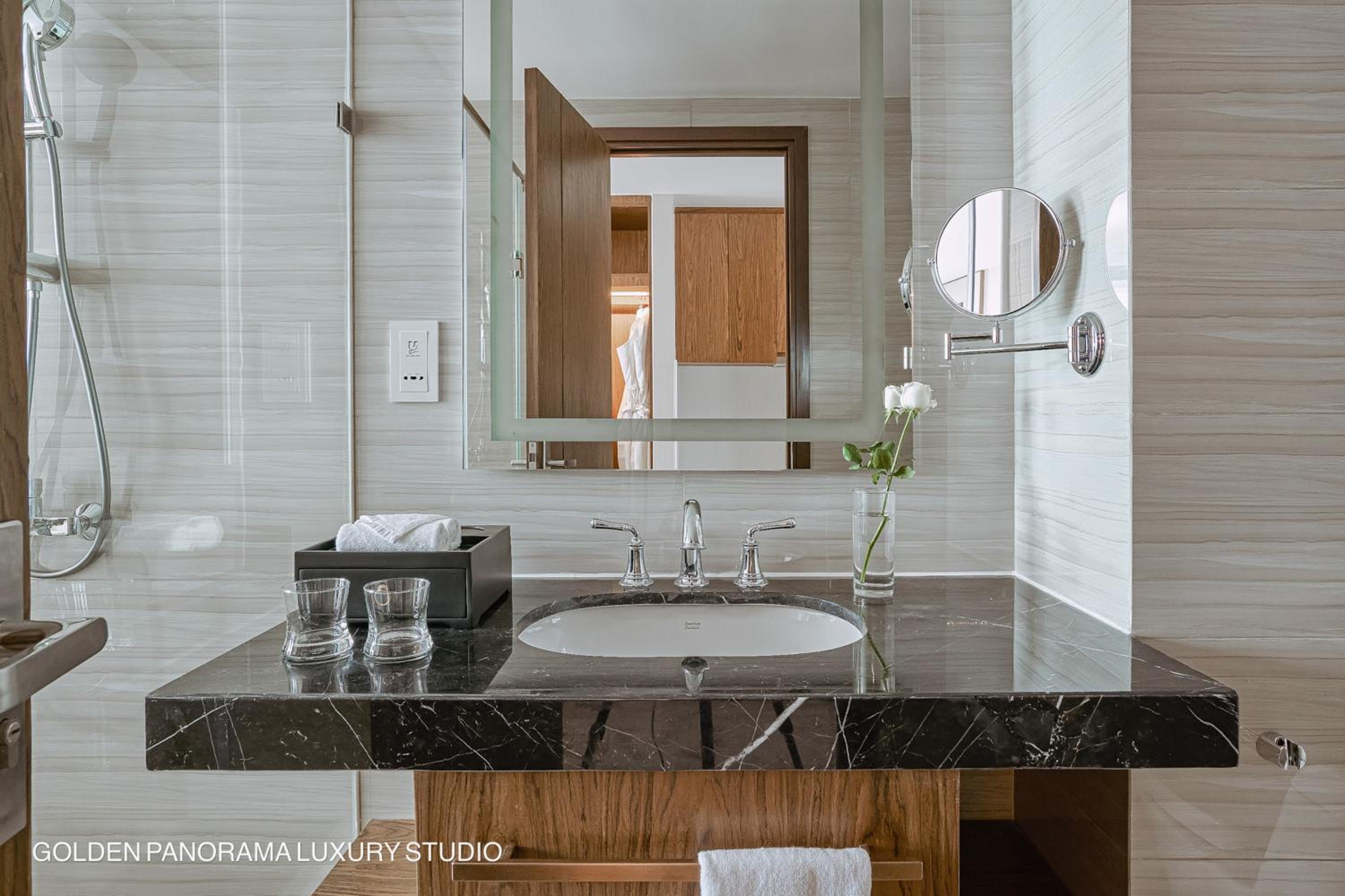 GOLDEN PANORAMA LUXURY STUDIO