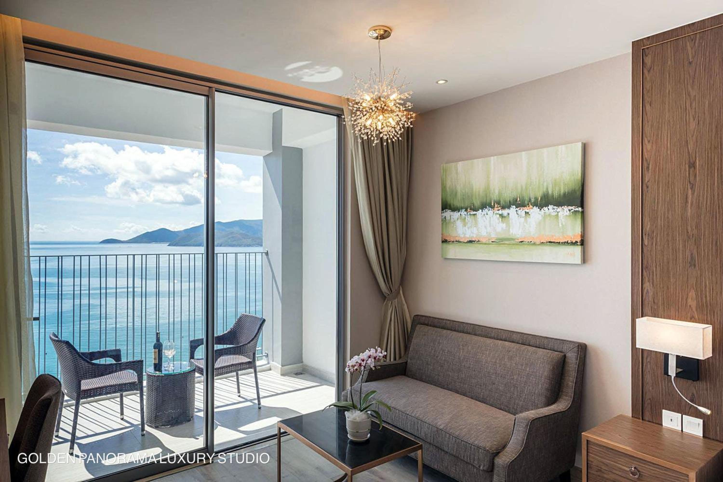 GOLDEN PANORAMA LUXURY STUDIO
