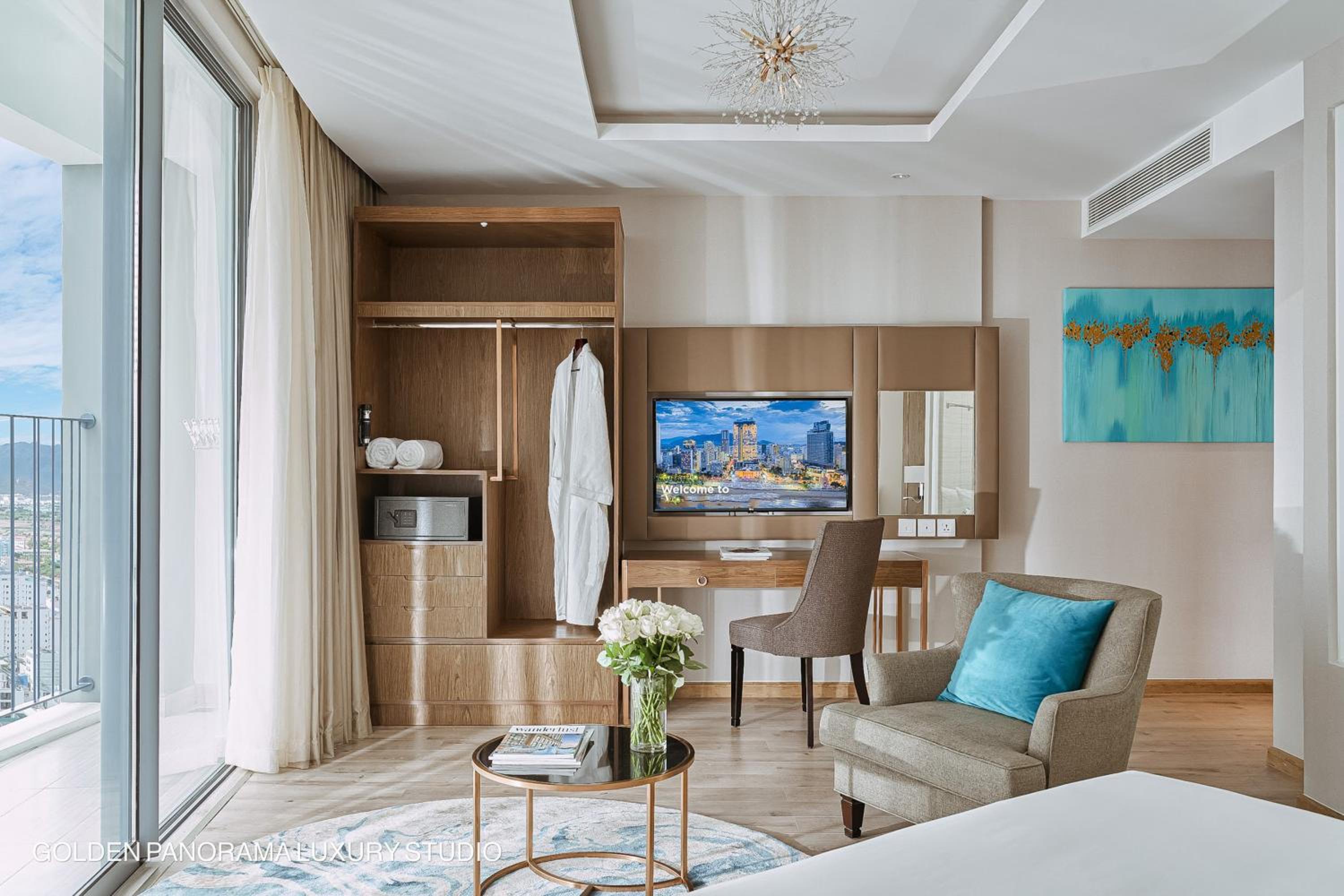 GOLDEN PANORAMA LUXURY STUDIO