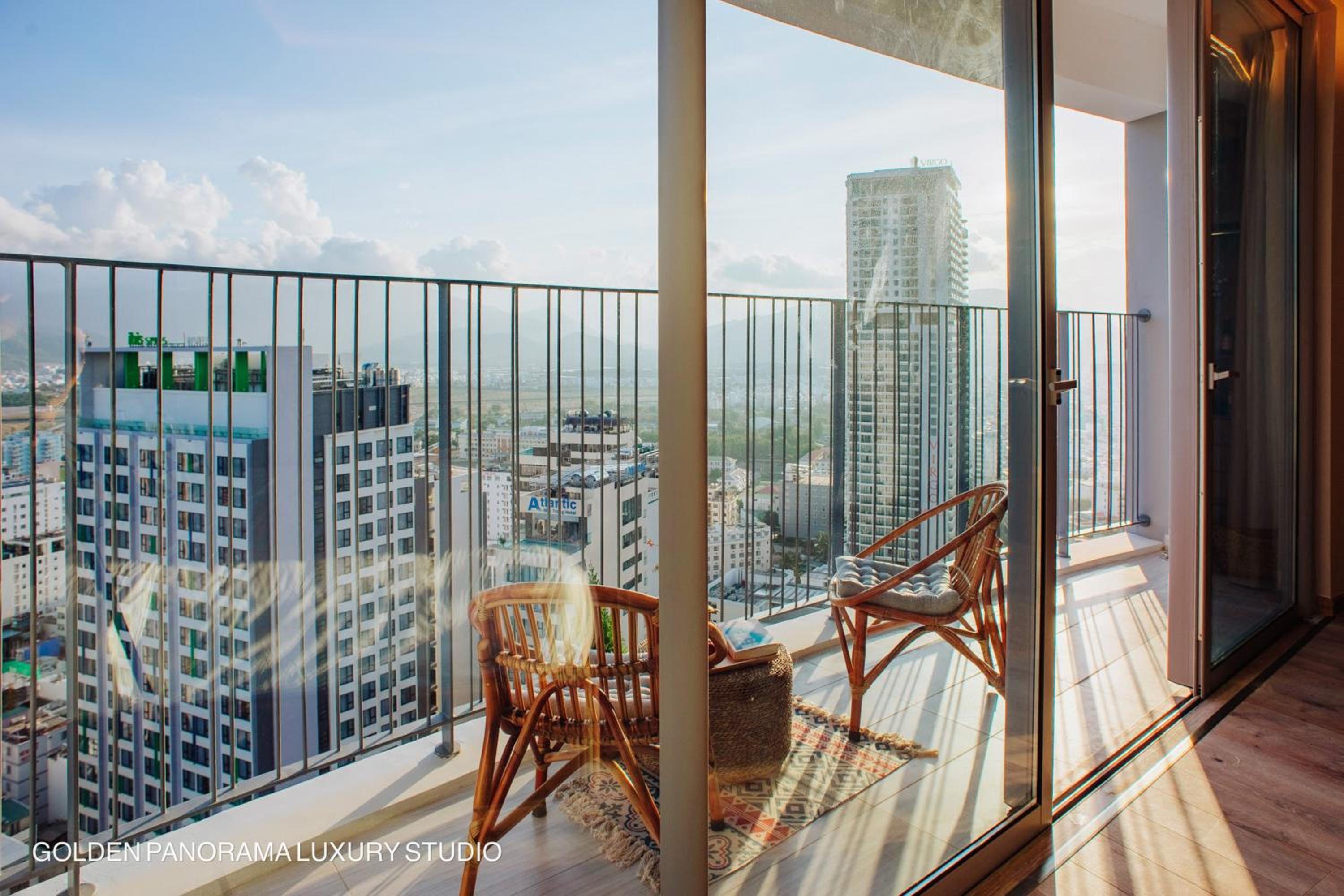 GOLDEN PANORAMA LUXURY STUDIO