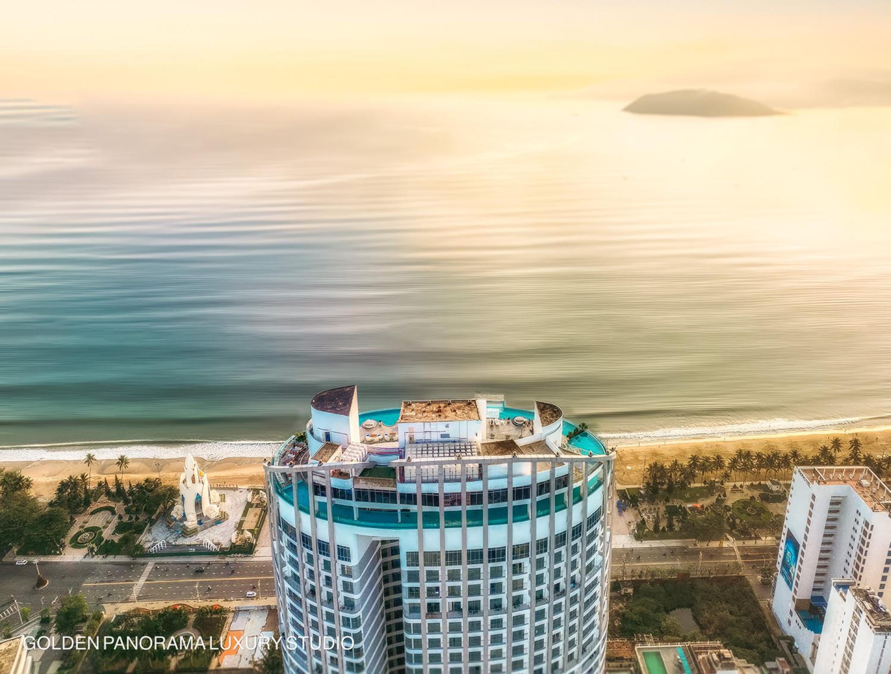 GOLDEN PANORAMA LUXURY STUDIO