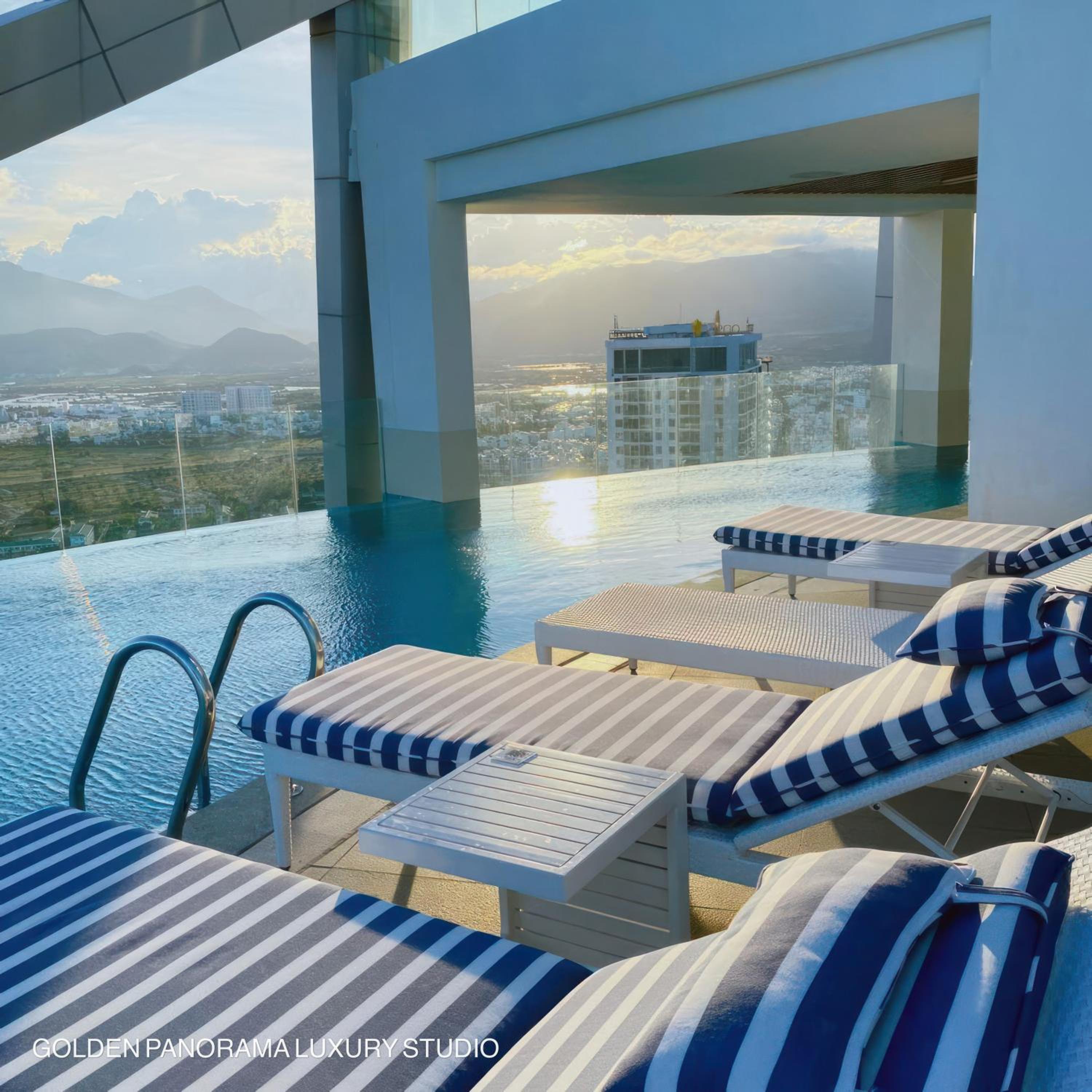 GOLDEN PANORAMA LUXURY STUDIO