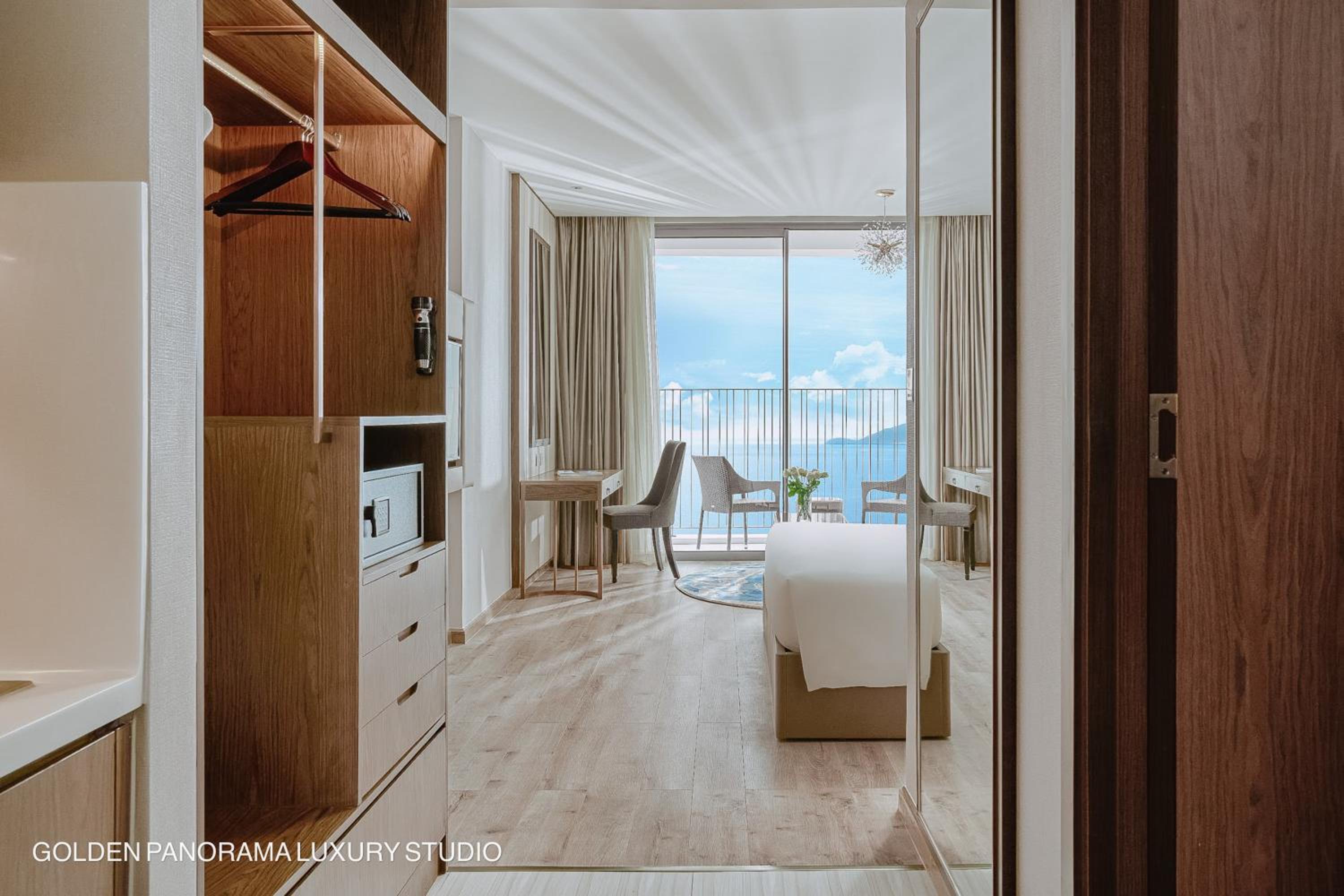 GOLDEN PANORAMA LUXURY STUDIO