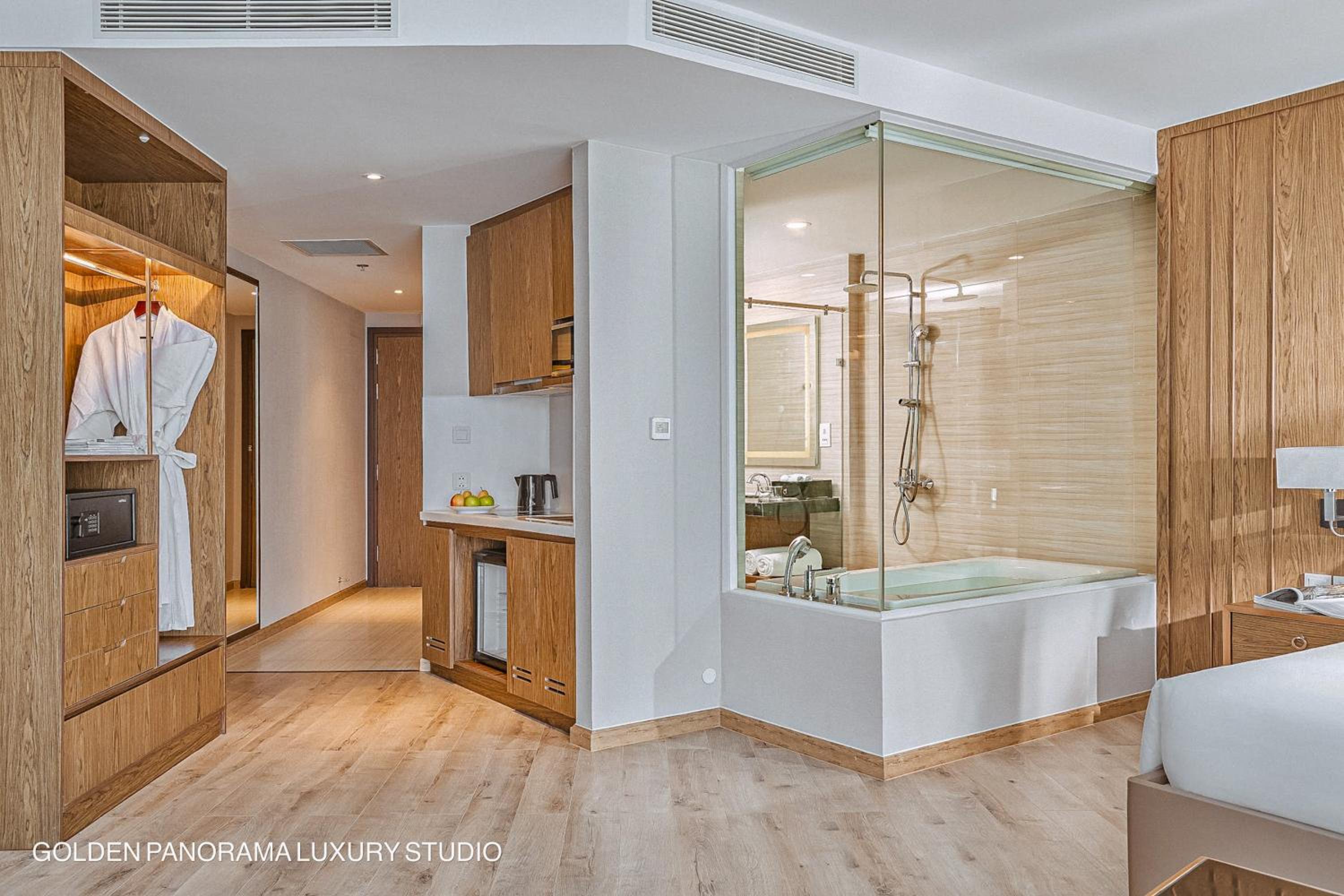 GOLDEN PANORAMA LUXURY STUDIO