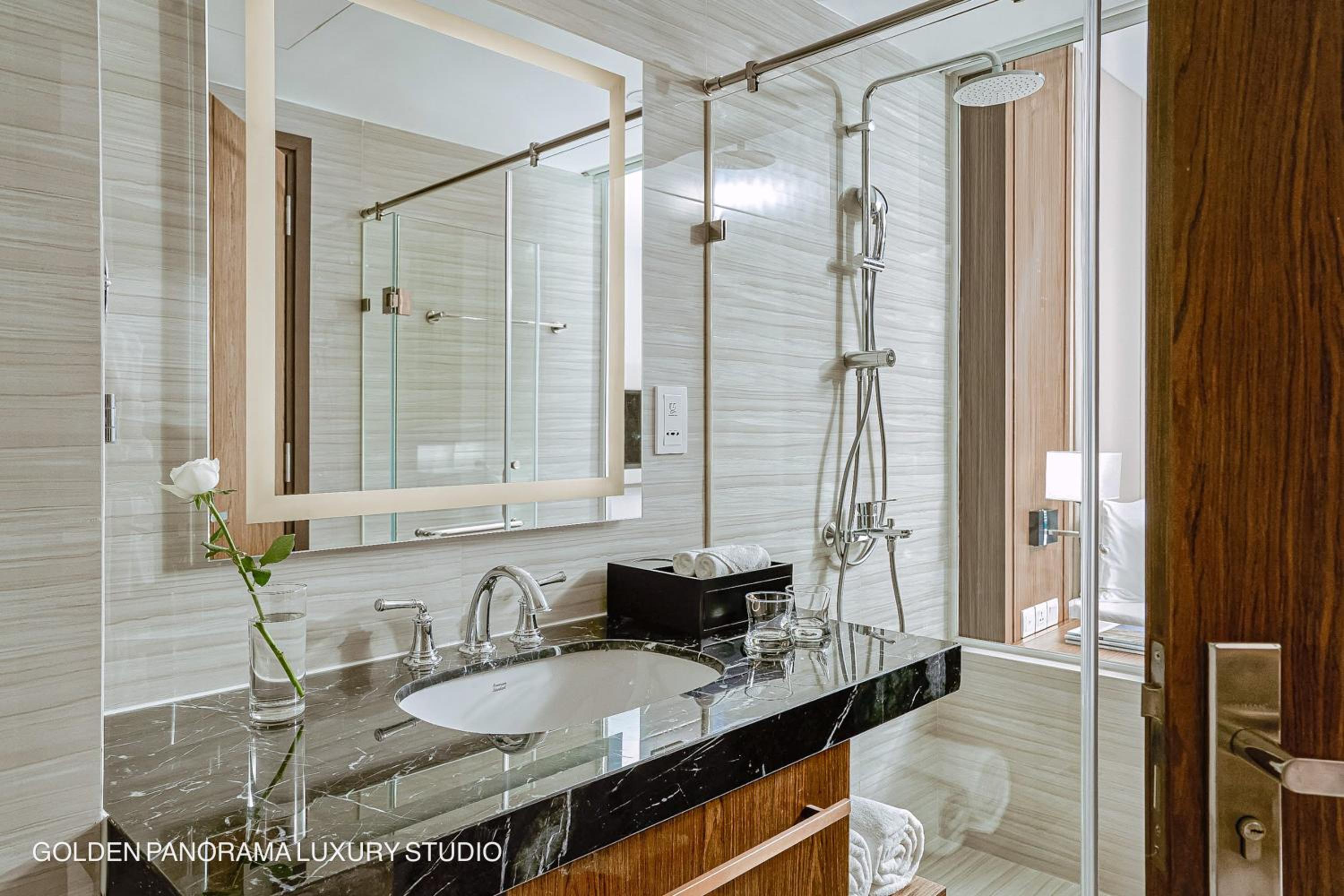 GOLDEN PANORAMA LUXURY STUDIO