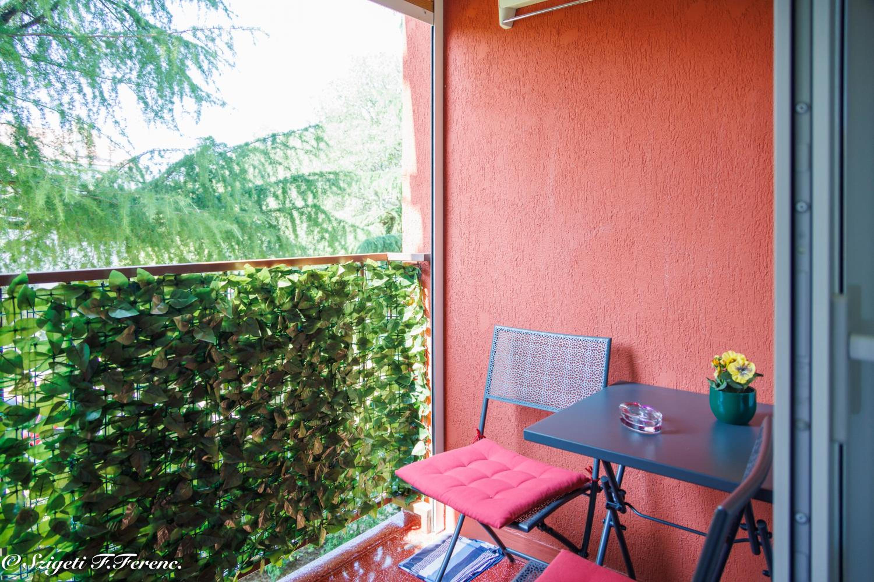 Apartment Sleeps 4 with Free Parking